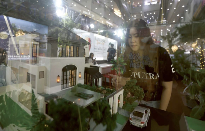 OPTOMIS PENUHI TARGET: Tim marketing Citraland Puncak tidar menunjukkan maket rumah yang ditawarkan kepada calon customer di Mal olympic garden (Mog), kemarin.