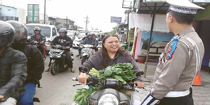 OPERASI ZEBRA: Polisi memberhentikan pengendara yang tidak memakai helm di Jalan Raya Kepuharjo, Kecamatan Karangploso kemarin (24/10). SATLANTAS POLRES MALANG FOR RADAR KANJURUHAN