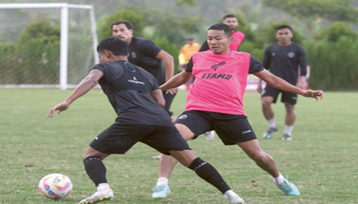 ANTISIPASI KELEBIHAN LAWAN: Dendi Santoso (kanan) berusaha merebut bola dari Bayu Setiawan dalam internal game di ARG Soccer Field, rabu lalu (23/10). Tim pelatih arema menyiapkan taktik baru.
