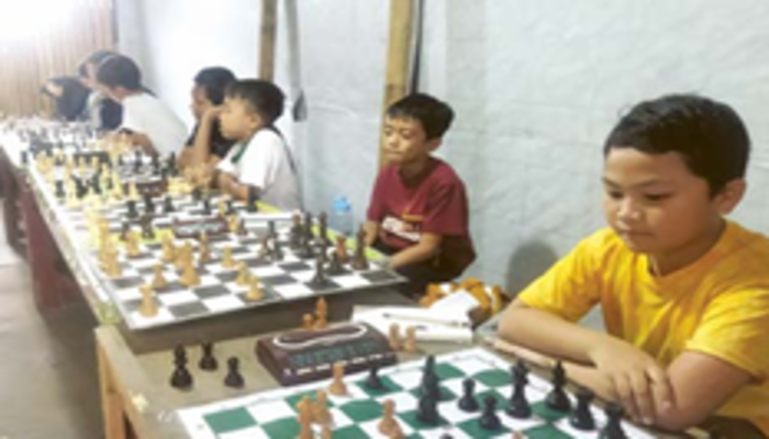 BURU PRESTASI: Atlet Catur Kota Malang berlatih di Gadjah  Mada Chess Club, beberapa hari lalu.