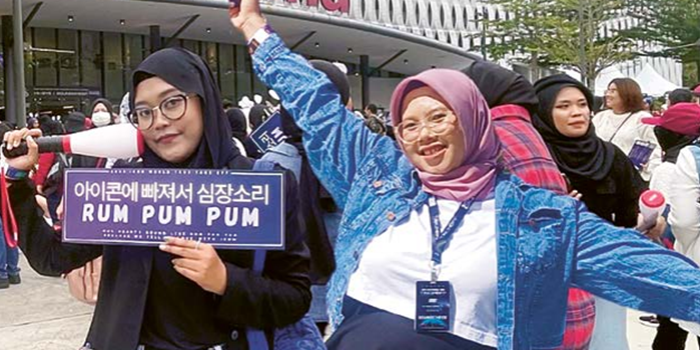 BERAWAL DARI HOBI: Wulan Dri Puspita (kanan) dan Haditha Sabrina ikut menonton konser Ikon di Axiata Arena, Kuala Lumpur, Malaysia, Juli 2023 lalu.