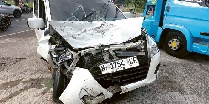 RINGSEK: Suzuki Karimun Wagon R yang dikendarai Jasman rusak parah di bagian depan setelah menghantam mobil pikap di Jalan Raya Nasional 23, Kecamatan Pakisaji, Kabupaten Malang, kemarin pagi (25/10).