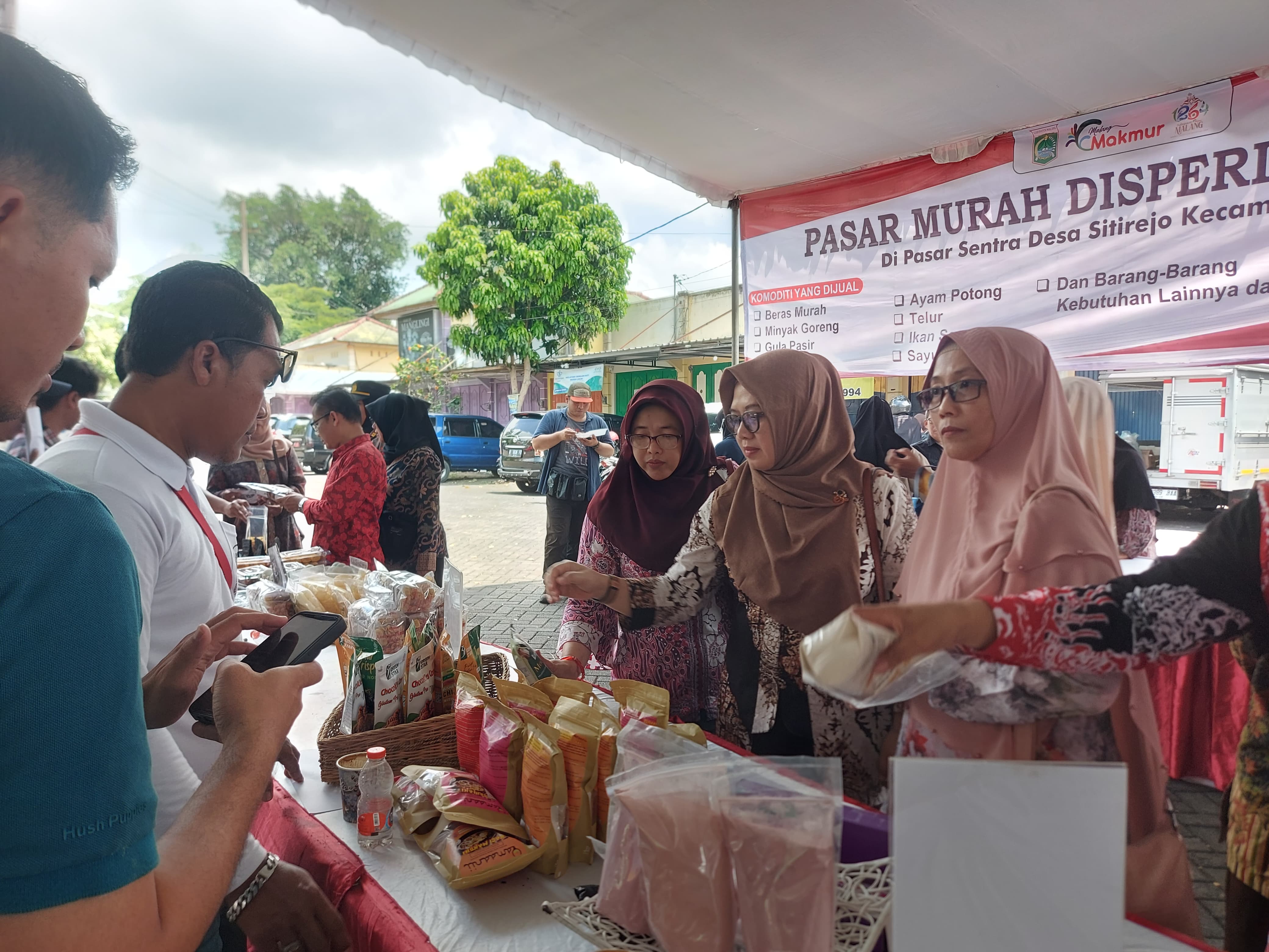 Sekretaris Disperindag Kabupaten Malang Astri Lutfiatunnisa (dua dari kanan) meninjau Pasar Murah di Desa Sidorejo, Kecamatan Wagir, Kabupaten Malang hari ini (26/10)
