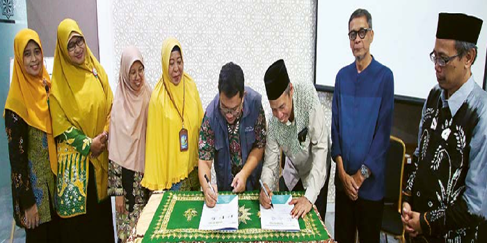 SINERGI: Ketua PDM Kota Malang Prof Dr Abdul Haris MA (tiga dari kanan) dan Direktur Jawa Pos Radar Malang Tauhid Wijaya menandatangani MoU di Kantor PDM Kota Malang kemarin (25/10).