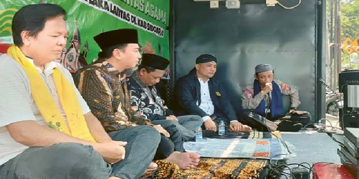RELIGIUS: Para pengendara yang melintas di Jalan Raya Sidorejo Trosobo, Krian, tengah mengikuti patroli rukyah kemarin. AHMAD REZA/JAWA POS