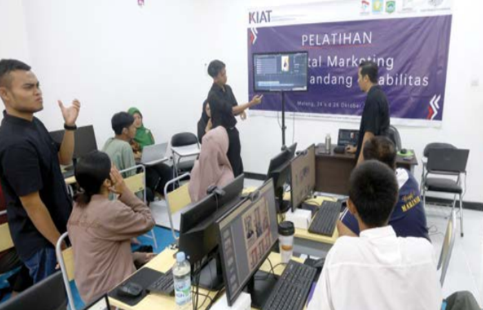 TAMBAH DAYA SAING: Suasana pelatihan di Balai Latihan Kerja Komunitas (BLKK) Multimedia PDM Kota Malang, kemarin, dibuat sesantai mungkin.