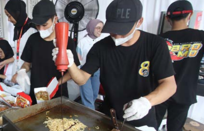 TERUS DIGENJOT: Sejumlah pegawai Mie Kober melayani pembeli, beberapa waktu lalu. Mereka sudah mengantongi sertifikat halal.