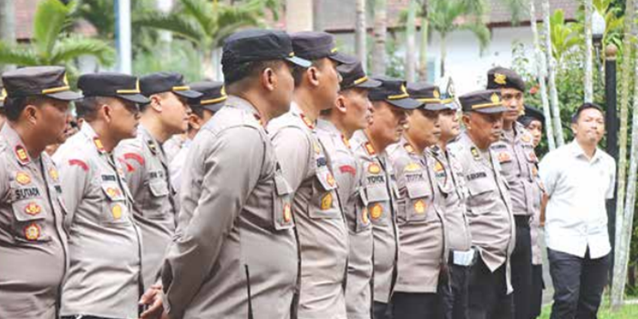 SIAGA PENUH: Ratusan personel menggelar apel jelang pelaksanaan debat pilkada di gedung DPRD Kabupaten Malang kemarin. Sebanyak 314 personel gabungan dikerahkan Polres Malang.