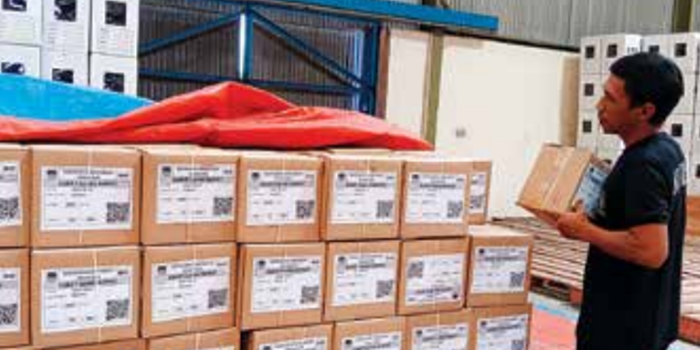 LOGISTIK: Seorang petugas memeriksa jumlah kardus berisi surat suara yang baru tiba di kantor KPU Kabupaten Malang pada Kamis lalu (24/10).