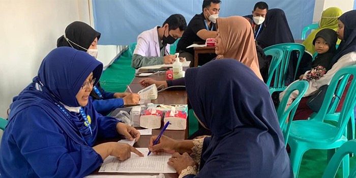PEDULI KESEHATAN: Tim nakes RS Prasetya Husada saat melayani pemeriksaan kesehatan kepada masyarakat sekitar Ponpes Qodiriyah Songosari