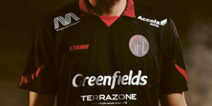 PENAMPILAN BARU: Pablo Oliveira mengenakan jersey terbaru Arema FC untuk kompetisi musim 2024/2025, kemarin. Jersey third terinspirasi musim kompetisi 2006