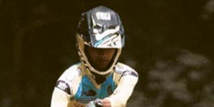 MAKSIMALKAN KEKUATAN: Atlet BMX Kota Malang berlatih di Lintasan Velodrome, Kota Malang, pekan lalu.