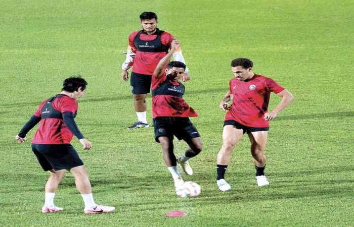 WAJIB JAGA FOKUS: Para pemain Arema FC melakukan latihan rondo di Stadion Soepriadi, Jumat lalu (25/10).