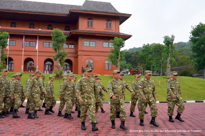 Jajaran Kabinet Merah Putih menjalani latihan baris berbaris di Akademi Militer Magelang (Tangkapan layar Sekreteriat Presiden)