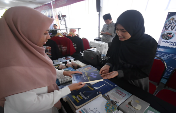 TRANSAKSI: Pengunjung pameran membaca buku terbitan salah satu pondok pesantren pada Selasa (22/10).