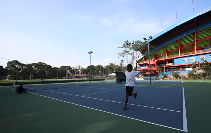 FASILITAS PUBLIK: Seorang remaja bermain tenis di kawasan Stadion Gajayana kemarin sore.