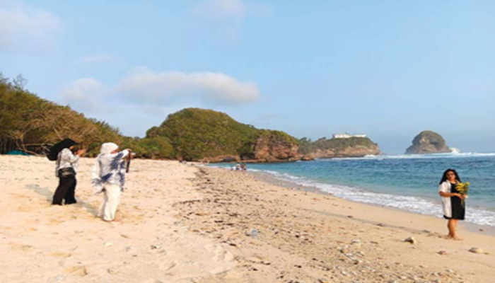 Wisatawan menikmati keindahan objek wisata di pantai Watu  Leter, Desa Sitiarjo, Kecamatan Sumbermanjing Wetan, Kabupaten Malang.
