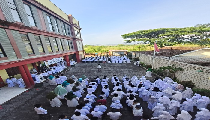 TELADANI PERJUANGAN SANTRI. Seluruh siswa dan pengajar SDIT IQRO Bina Umat khidmat mengikuti prosesi apel peringatan Hari Santri