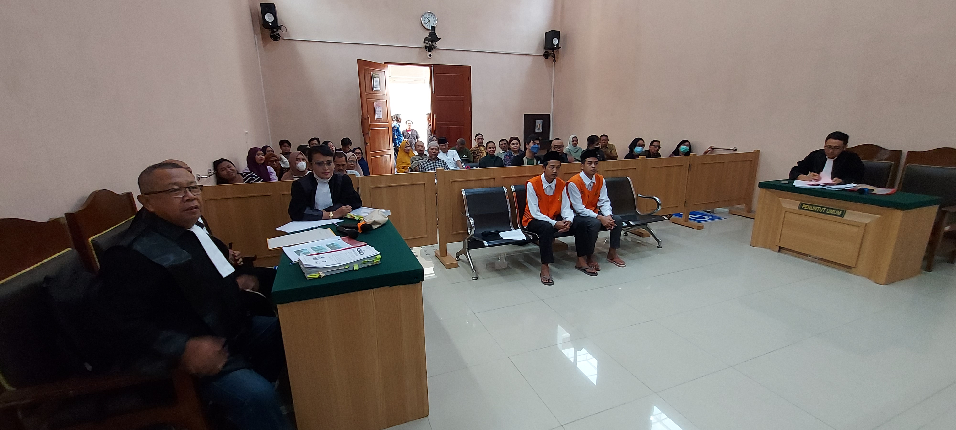 TERJERAT KASUS: Wakhid Hasyim Afandi, 29, dan M. Iqbal Faisal Amir, 28, memberikan keterangan kepada majelis hakim Pengadilan Negeri (PN) Kepanjen kemarin (28/10)