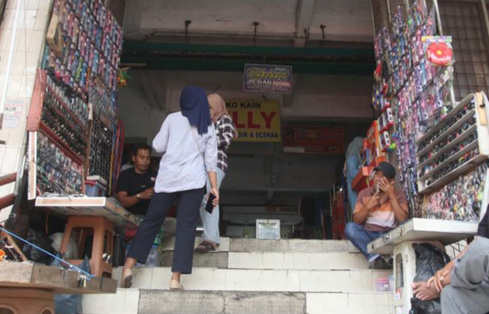 BUTUH DITATA: Sejumlah pedagang Pasar Besar Malang berjualan di tangga kemarin siang.