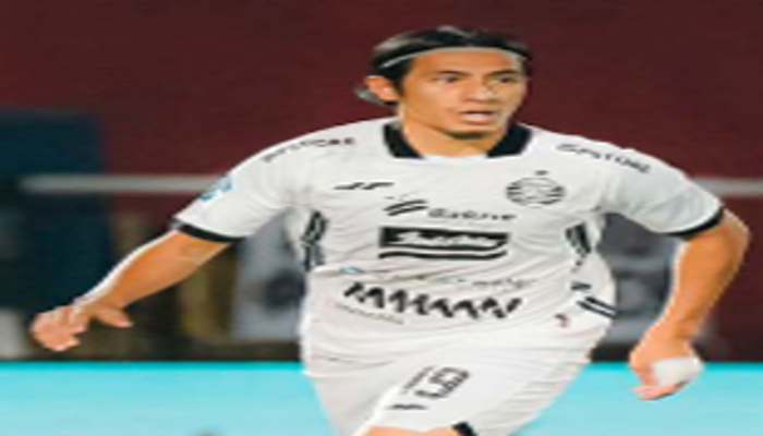 MONCER: Hanif Sjahbandi berusaha menusuk ke lini tengah arema FC dalam laga Bri Liga 1, Sabtu lalu (26/10)