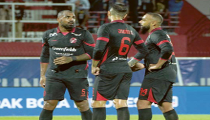 BERBENAH: Thales Lira (kiri) berkomunikasi dengan Julian Guevara dan Dalberto Luan (kanan) jelang laga babak kedua melawan Persija.