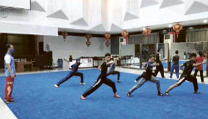 STRATEGI BARU: Atlet Wushu Kota Malang berlatih di Gedung Wushu Jalan Raya Candi VI, Karangbesuki, Sukun, pekan lalu.
