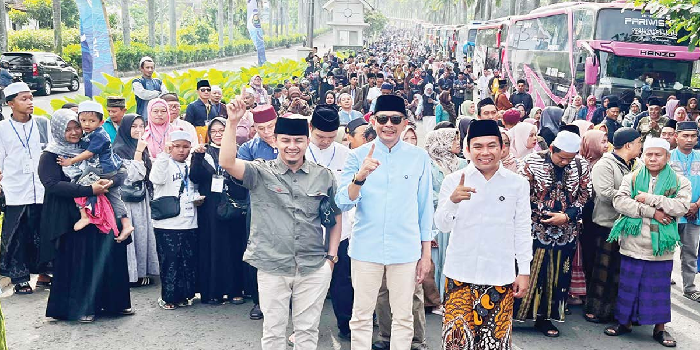 WISATA RELIGI: Wahyu Hidayat (tengah) dan Ali Muthohirin (kanan) foto bersama warga Kedungkandang yang akan berangkat ziarah Wali Lima kemarin. DUROTUL KARIMAH/RADAR MALANG