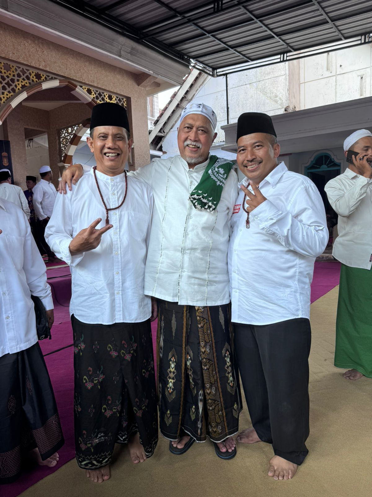 HARI SANTRI: Pengasuh Ponpes Sidogiri Pasuruan KH Fuad Nurhasan Bin Nawawi (tengah) diapit oleh Gunawan Wibisono dan dr Umar Usman, Minggu lalu (27/10).