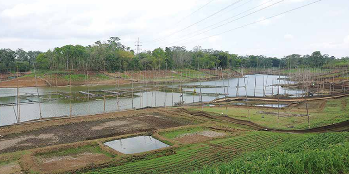 IMBAS KEMARAU: Beberapa area di Bendungan Lahor dipetak-petak menjadi kolam pemancingan ikan. Sejak debit air menyusut, wisata pemancingan ikan juga sepi.