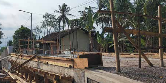 Jembatan Sutojayan, Kecamatan Pakisaji sudah dilakukan pengecoran (25/10). Sekarang jembatan sudah 100 persen