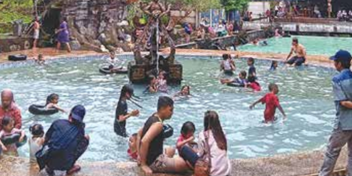 WAHANA FAVORIT: Wisatawan anak-anak maupun dewasa memadati Kolam Renang Pentungan Sari, Desa Toyomarto, Kecamatan Singosari