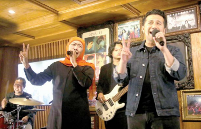 RELATE: Khofifah Indar Parawansa (kiri) dan Emil Elestianto Dardak menyanyikan lagu Dewa-19 berjudul hidup adalah perjuangan di Lantai 11 The Alana Hotel Malang, kemarin.