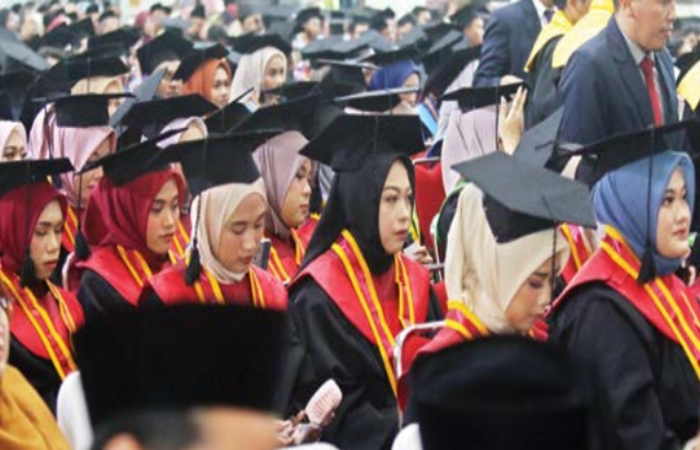 KHIDMAT: Wisudawan UIN Maliki Malang mengikuti prosesi acara.