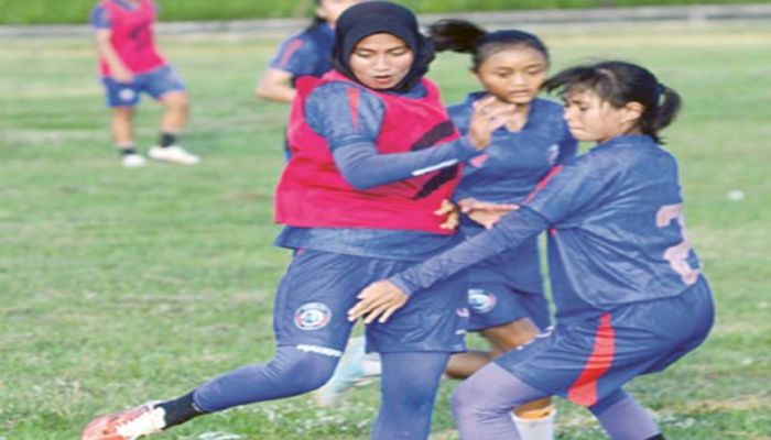 BELUM MAKSIMAL: Pemain Arema FC Women melakukan small game  di Labruk Kidul Sport Center, Lumajang, kemarin.