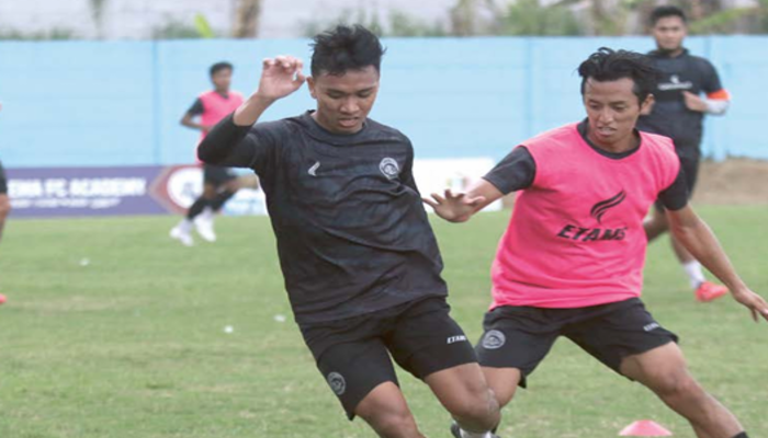 BERBENAH Arkhan Fikri (kiri) mendapat pengawalan ketat Shulton Fajar dalam sesi latihan di ARG Soccer Field, kemarin.