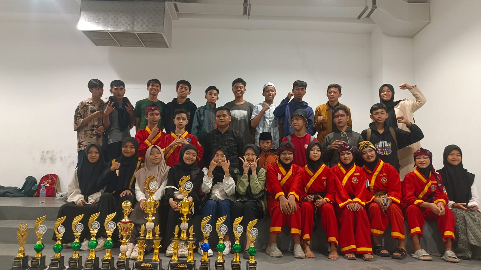 KOMPETITIF. Para juara dari MTs Muhammadiyah 1 Malang memamerkan trofi berbagai cabor dari ajang Malang Championship 4 Piala Kemenpora.
