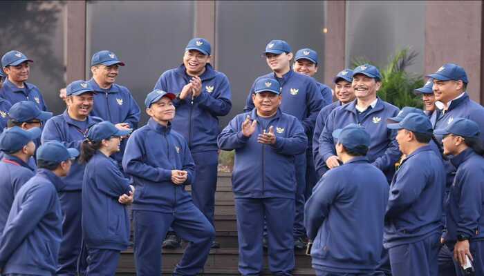 MOMEN : Kehangatan Presiden dan Wakil Presiden bersama para menterinya di Kompleks Akademi Militer (Akmil) Magelang, Jawa Tengah.
