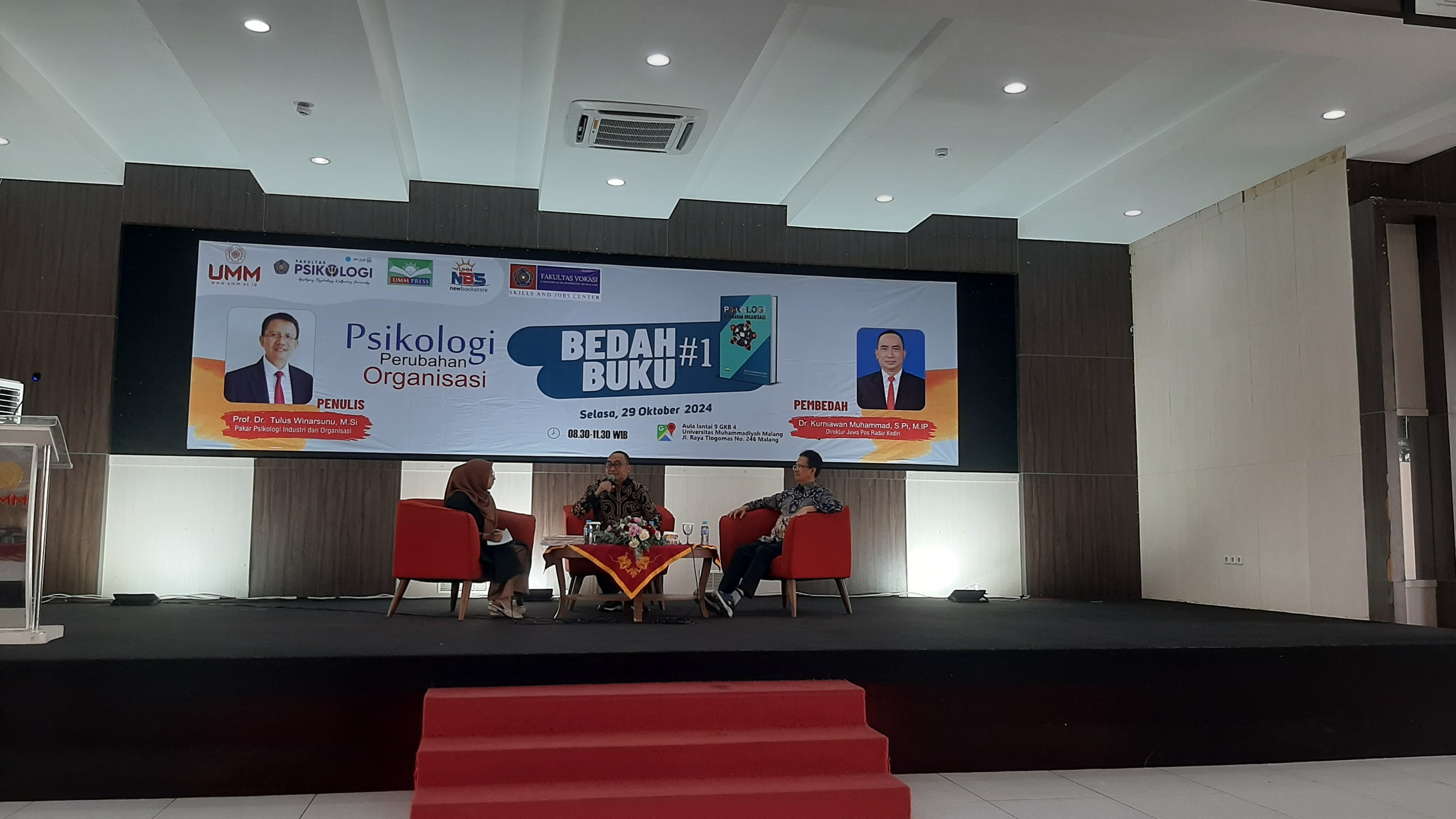 Suasana bedah buku di GKV IV UMM siang tadi.