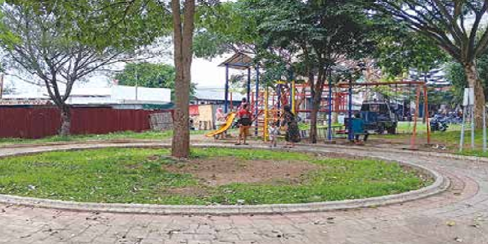 BUTUH PERBAIKAN: Wisatawan yang didominasi anak-anak menikmati wahana permainan di alun-alun Karangploso kemarin (28/10). INDAH MEI YUNITA/RADAR KANJURUHAN