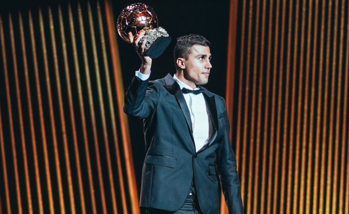 Foto Rodri Memenangkan Ballon D