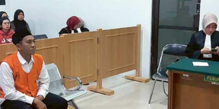 PASRAH: Adi Wiyono mendengarkan putusan yang dibacakan majelis hakim di Pengadilan Negeri Kepanjen kemarin (28/10).