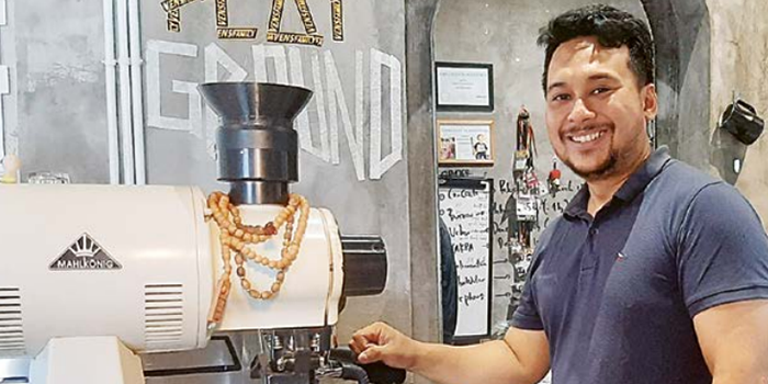 TERSERTIFIKASI: Bayu Erlangga mengolah kopi di mesin roasternya. Dia sudah mendalami dunia kopi sejak 2012. Tahun ini Bayu mendapat sertifikat Q Arabica Grader.