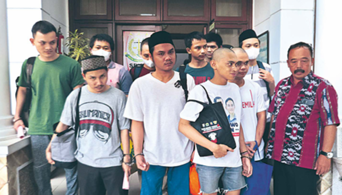 TAHAP DUA: Delapan tersangka pabrik narkotika Jalan bukit barisan diserahkan tim Mabes polri ke kejari kota Malang kemarin (29/10).