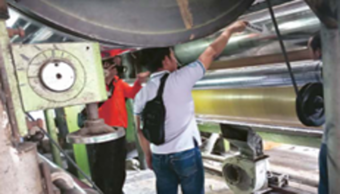 LOKASI MUSIBAH: Polisi melakukan olah tempat kejadian kasus kecelakaan kerja di PT Gaya Baru Paperindo, Jalan kolonel Sugiono, Kelurahan Ciptomulyo, Sukun, kemarin.