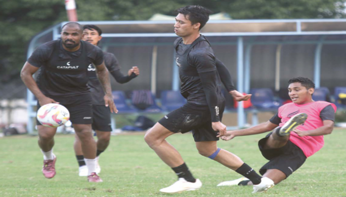 MENDAPAT KEUNTUNGAN: Para pemain Arema FC menjalani internal game di ARG Soccer Field, Senin lalu (28/10)