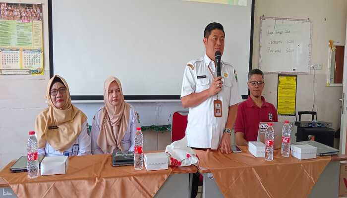 SUPPORT SYSTEM : Kepala Disdikbud Kota Malang Suwarjana SE MM (berdiri) membuka lokakarya Sekolah Penggerak di SD Insan Amanah Malang, Rabu (16/10).