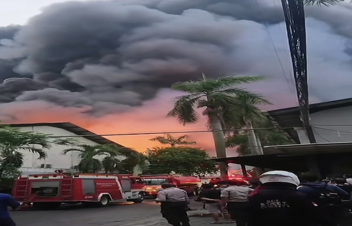 Gudang di Tangerang terbakar habis oleh api (Tangkapan layar TikTok juwitamaulani22)