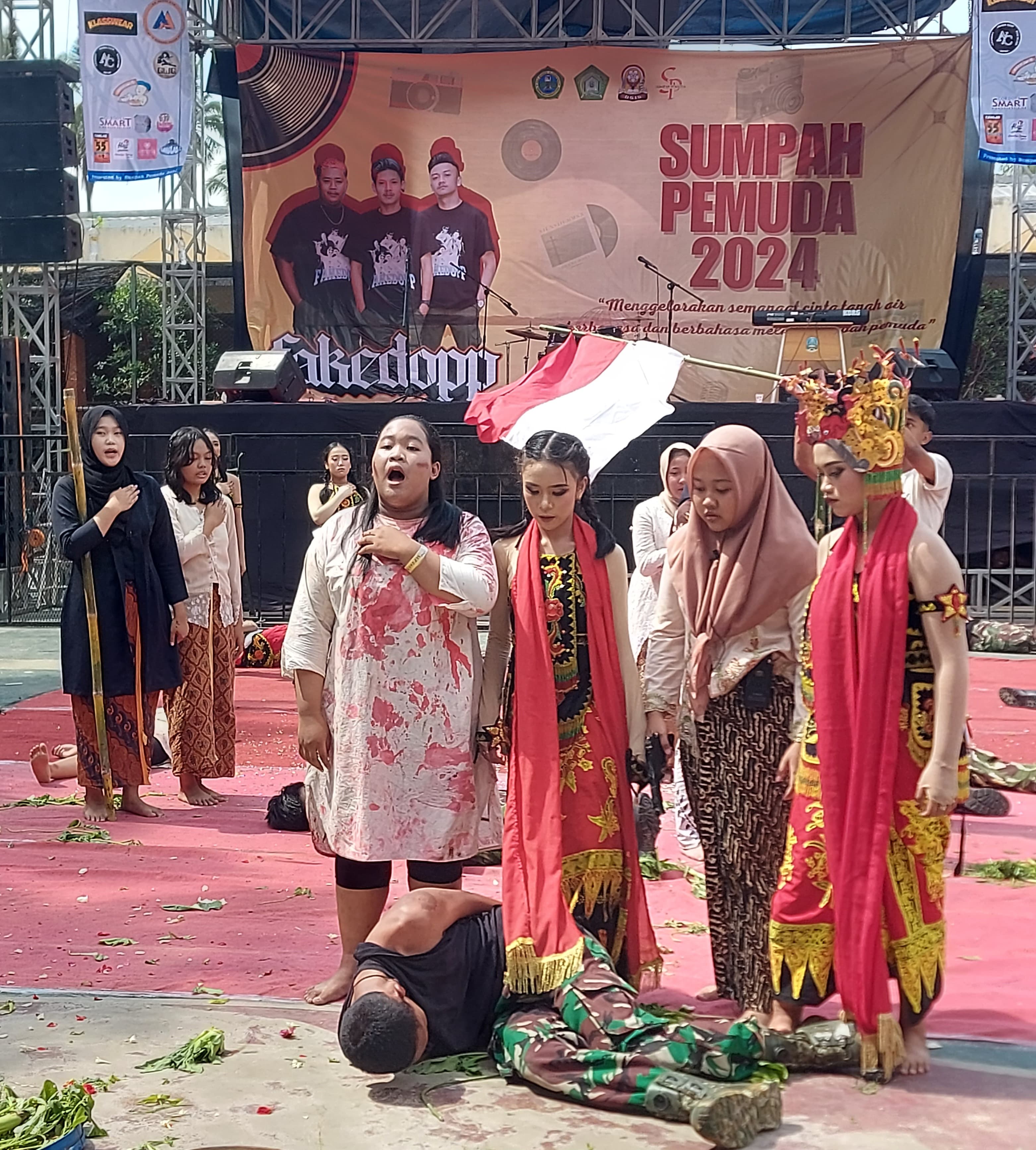 SENI BUDAYA: Siswa-siswi SMAN 1 Tumpang menyuguhkan penampilan di ajang Gebyar Smaneta Festival (Netafes) kemarin.