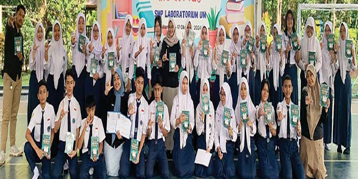 PERKUAT LITERASI : Salah satu program literasi unggulan SMP Laboratorium UM Gerakan Sekolah Menulis Buku (GSMB). SMP LABORATORIUM UM FOR RADAR MALANG